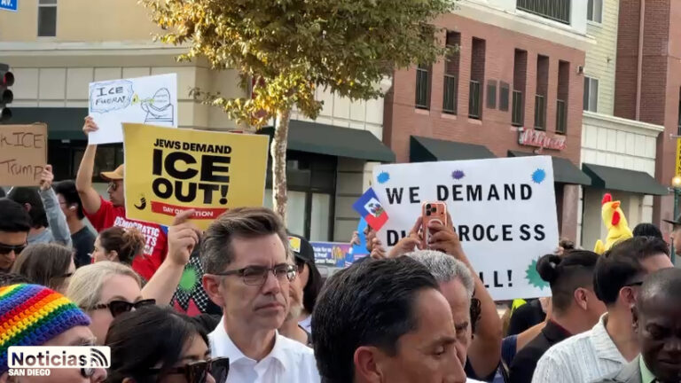 Realizan conferencia y manifestación en City Heights contra presencia de agentes de ICE