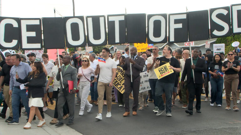 Manifestantes en City Heights protestan contra operativos de ICE y exigen mayor protección comunitaria