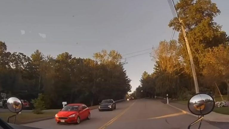 Policía busca identificar a conductor de Tesla tras presuntamente ignorar autobús escolar en Franklin