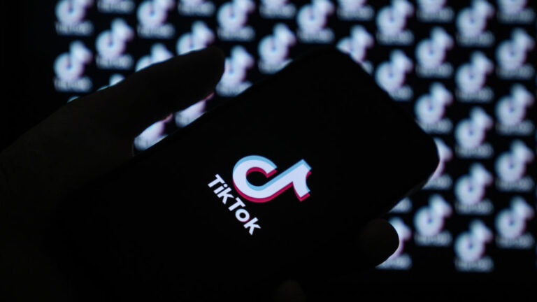 Maltrato infantil en Dacono: acusan a mujer de golpear a un niño de 2 años durante transmisión en TikTok