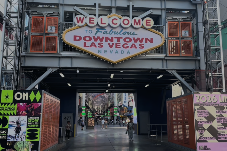 Caos en Fremont Street: 5 nuevas reglas que transformarán a los artistas callejeros en Las Vegas
