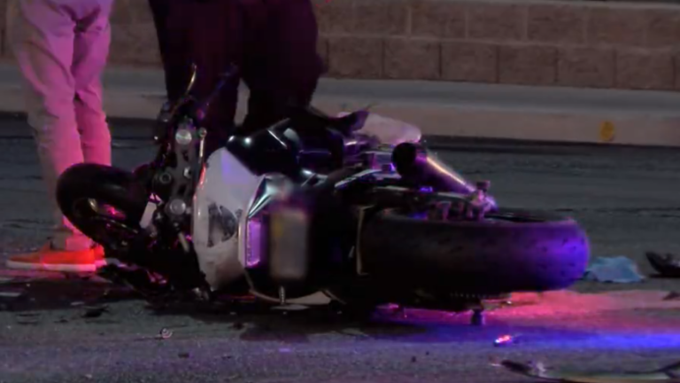 Trágico choque deja a motociclista muerto tras pasarse un semáforo en rojo en Las Vegas