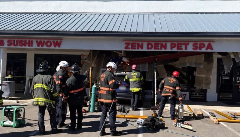 Vehículo se estrella contra edificio comercial en Denver; no se reportan heridos