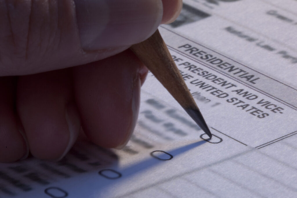Residente mexicana enfrenta cargos federales tras votar ilegalmente en Midland
