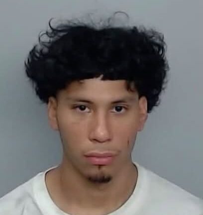 Un hombre identificado como Mark Anthony Ríos fue arrestado en el Condado Nueces por múltiples delitos, entre ellos secuestro, conducir un vehículo sin autorización y violar una orden de jurisdicción de los Mariscales.