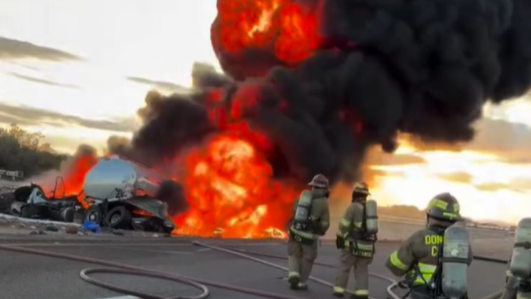 Incendio de camión cisterna tras accidente en la I-25 cerca de Hatch deja cuatro heridos graves