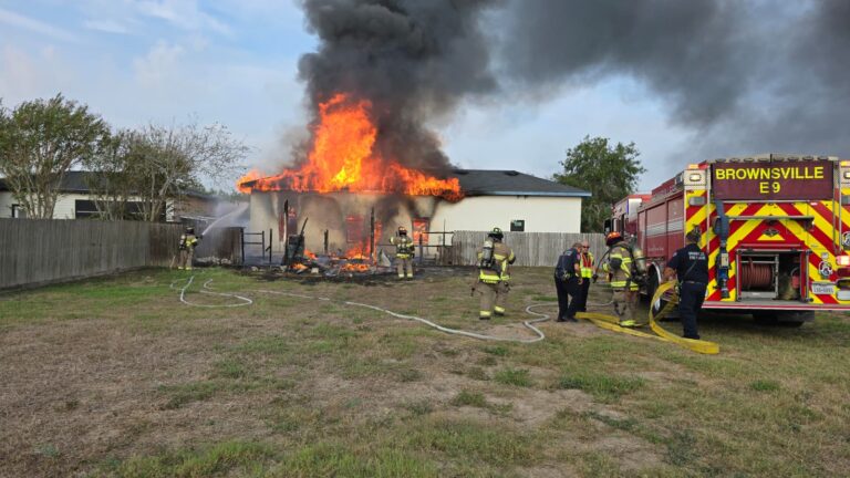 Incendio moviliza a cinco unidades de bomberos en Brownsville
