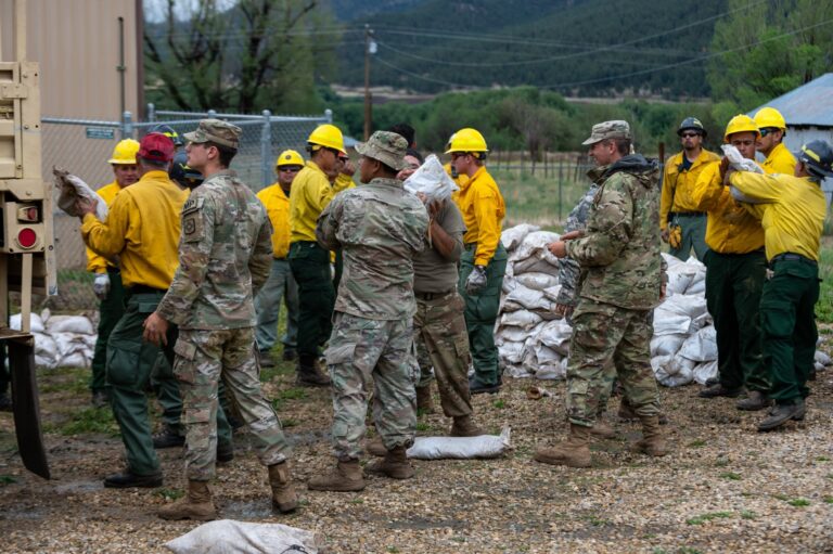 La Guardia Nacional de Nuevo México despliega vehículos y equipos de respuesta ante peligro de inundaciones