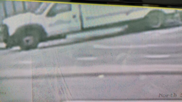Policía de Littleton busca camioneta involucrada en atropello y fuga que dejó a una persona gravemente herida