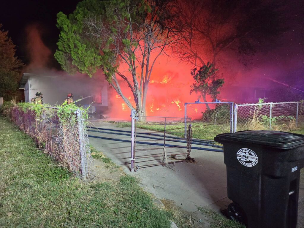Bomberos de Weslaco responden a incendio durante la madrugada