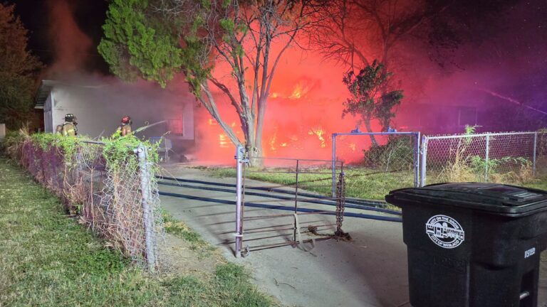 Bomberos de Weslaco responden a incendio durante la madrugada
