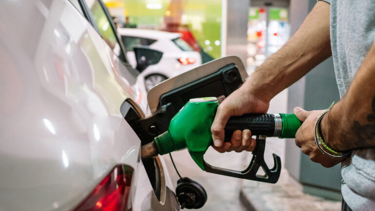 Alerta en Hatch: Prohíben cargar gasolina por filtración de agua en depósitos