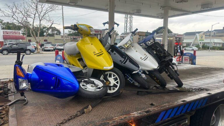 Cinco personas son arrestadas durante operativo contra conducción imprudente de mopeds en Lawrence