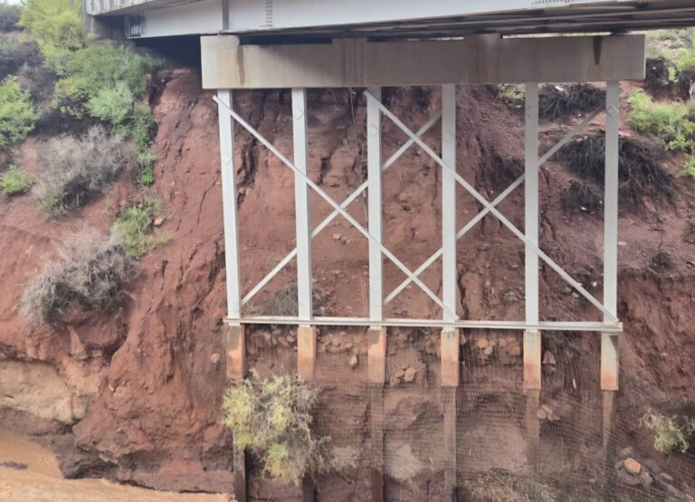 Cierran la autopista US 60 al oeste de Socorro, Nuevo México por daños causados por las inundaciones