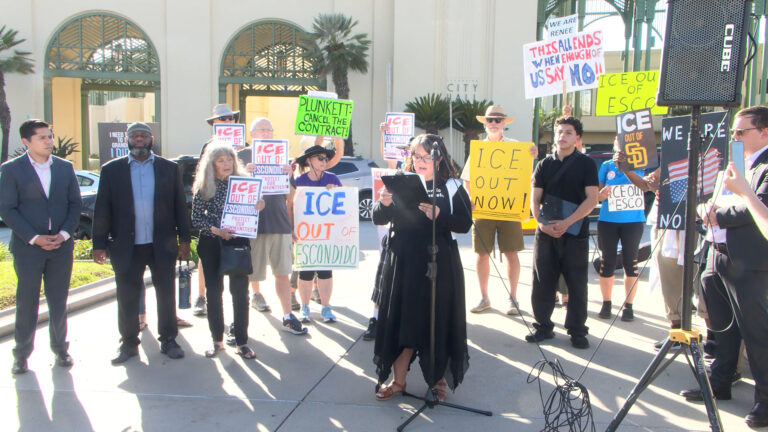 Residentes de Escondido exigen al concejo municipal cancelar contrato de entrenamiento con ICE