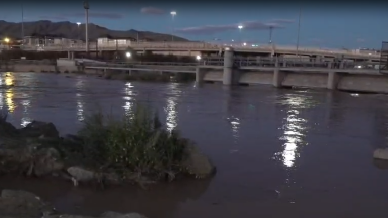 Cierres viales en Ciudad Juárez por desbordamiento del río Bravo