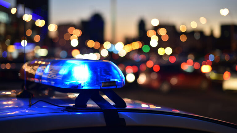 Tres arrestados tras agresión que dejó a un hombre con heridas graves en Monterey