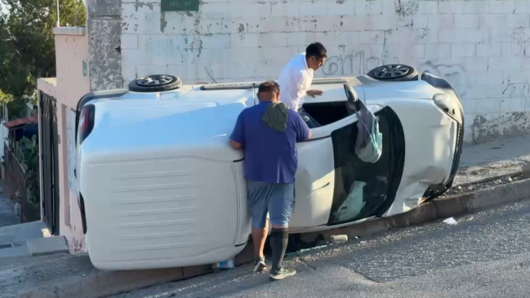 Se pasa el alto y termina volcando tras fuerte choque en el Distrito Centro de Ciudad Juárez