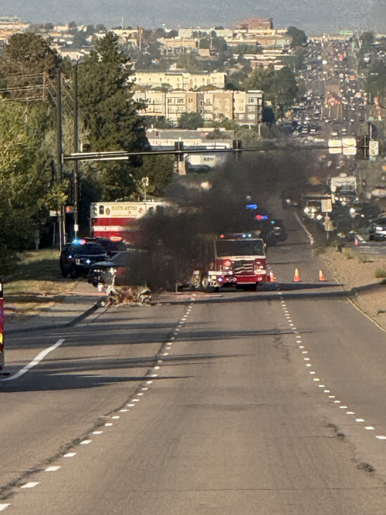 Incendio de vehículo eléctrico obliga a cerrar Arapahoe Road