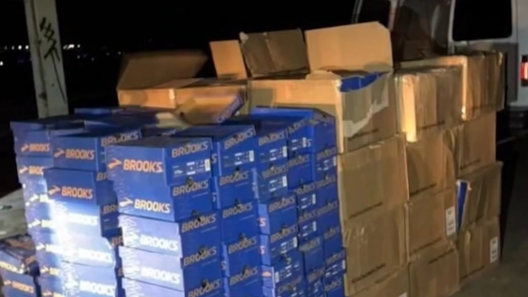 Recuperan en Indio más de 500 pares de zapatos robados de un tren de carga