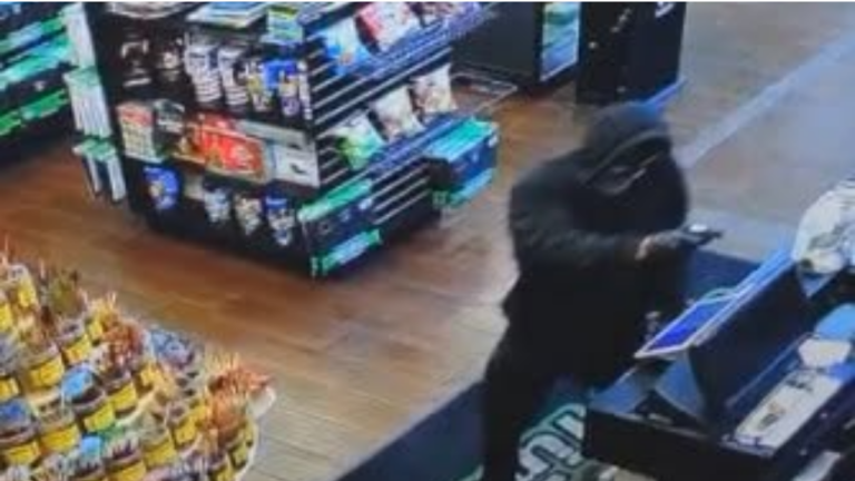 Ofrecen hasta $1,000 de recompensa para identificar a hombre armado que asaltó tienda en Midland