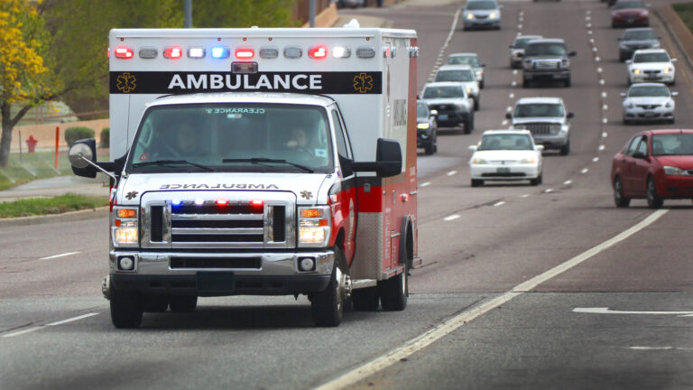 Muere hombre de Hollister tras accidente entre vehículo y bicicleta