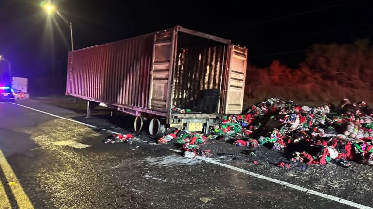 Se incendia tráiler y obliga al cierre temporal de carretera en Falfurrias