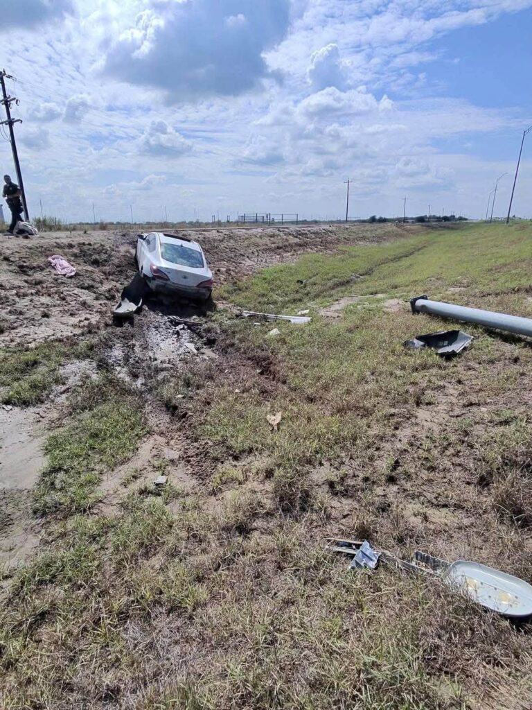 Conductor termina contra un poste tras maniobra para evitar choque en la US 77