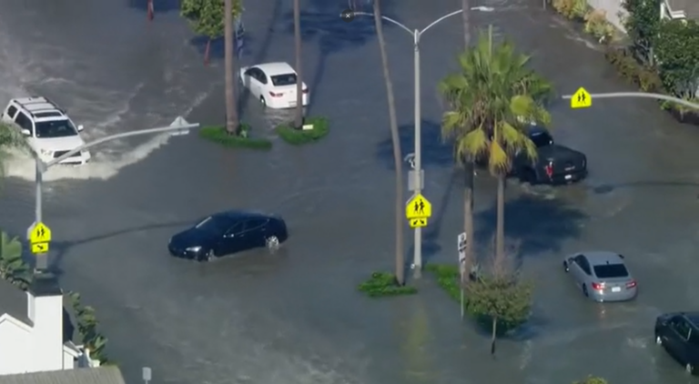 Tormenta Rachel provoca inundaciones en Newport Beach; autoridades levantan barreras de arena