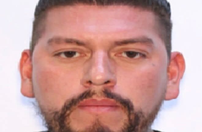 Buscan a hombre acusado de disparar contra policías y herir a un agente en Thornton