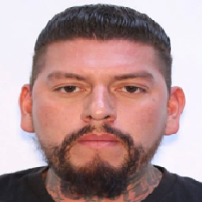 Buscan a hombre acusado de disparar contra policías y herir a un agente en Thornton