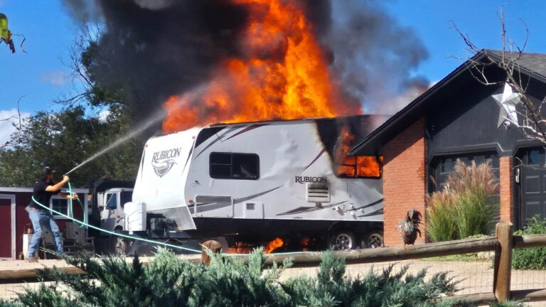 GALERÍA: Incendio de una casa rodante amenaza con extenderse a una vivienda en Johnstown