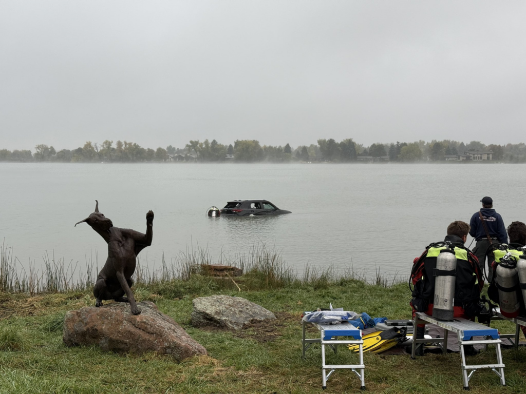Vehículo termina parcialmente sumergido en lago de Colorado