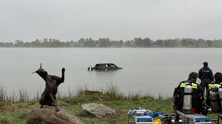Vehículo termina parcialmente sumergido en lago de Colorado