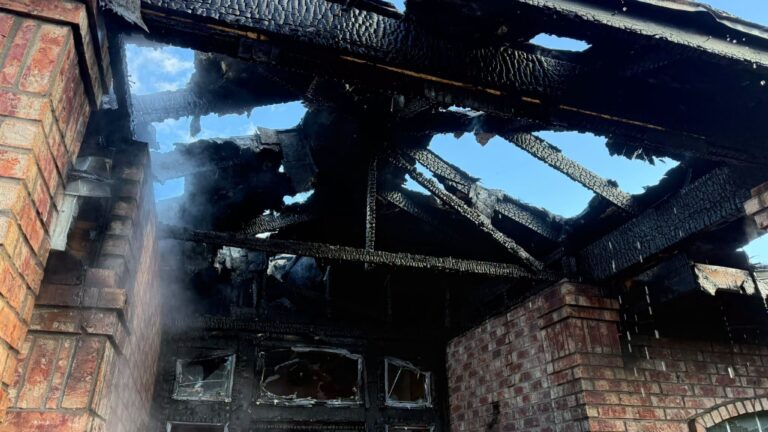Bomberos de Albuquerque sofocan incendio en siete minutos en vivienda sobre Bridgewater NW