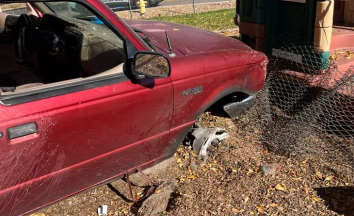 Dos jóvenes de 19 años arrestados tras chocar camioneta robada contra varios vehículos y un parque infantil en Broomfield
