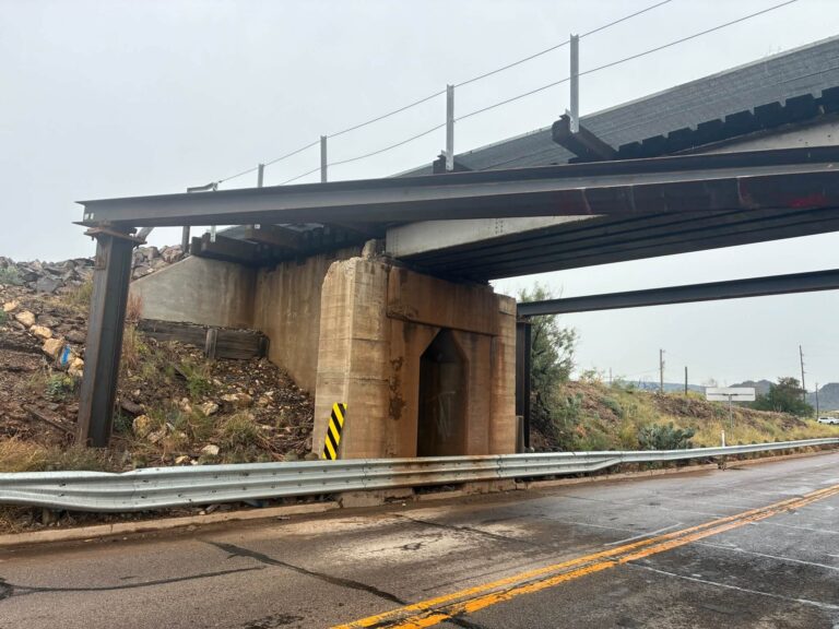 Cierran de emergencia la Carretera Highway 90 West en Alpine tras impacto contra barrera de puente