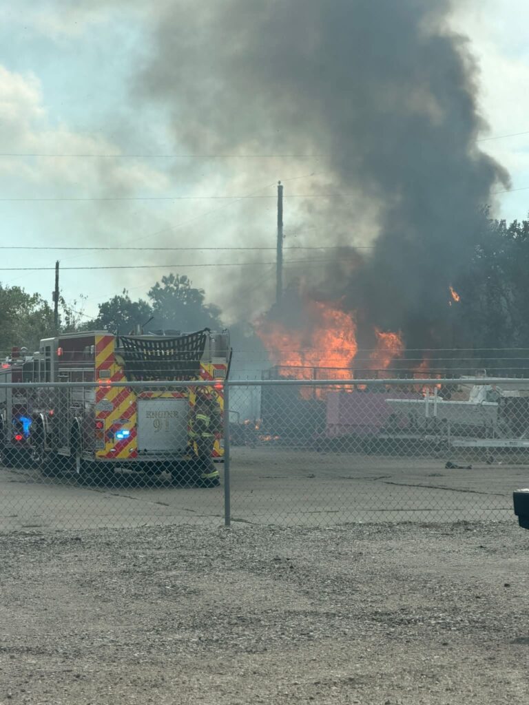 Incendio en edificio de bodegas sobre South Padre Island Drive en Corpus Christi