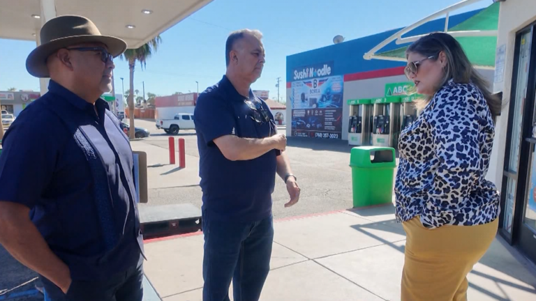 Alcalde y vicealcalde de Calexico escuchan a comerciantes sobre cambios en el flujo vehicular