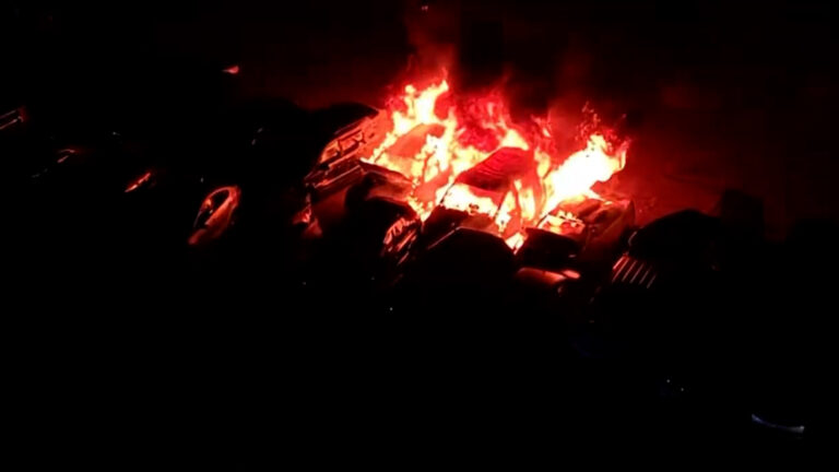 Tres vehículos quedan destruidos tras incendio en Colorado Springs