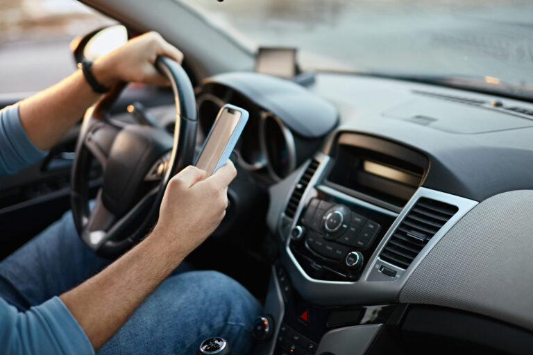 Policía de Salinas intensificará vigilancia contra conductores que usan el celular al volante