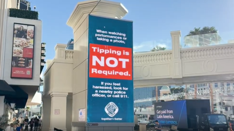 Propinas en Las Vegas: arrestan a 2 por acosar a turistas en el Strip