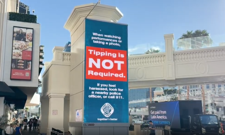 Propinas en Las Vegas: arrestan a 2 por acosar a turistas en el Strip
