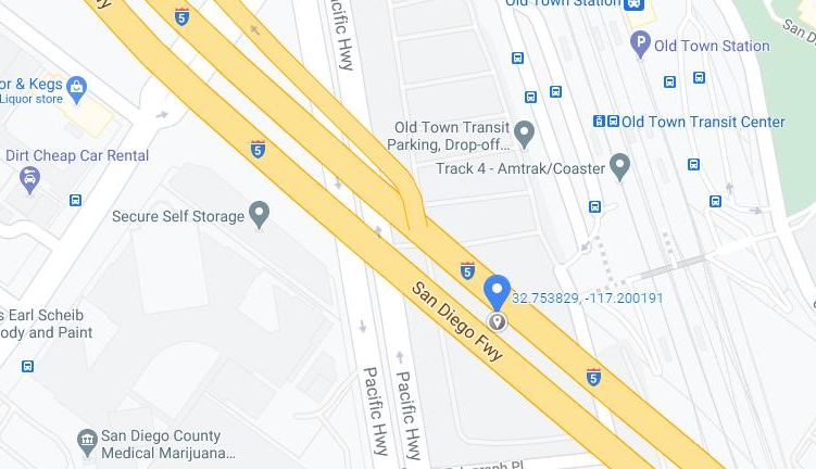 Accidente en la I-5 en San Diego deja tráiler en llamas al borde de la vía