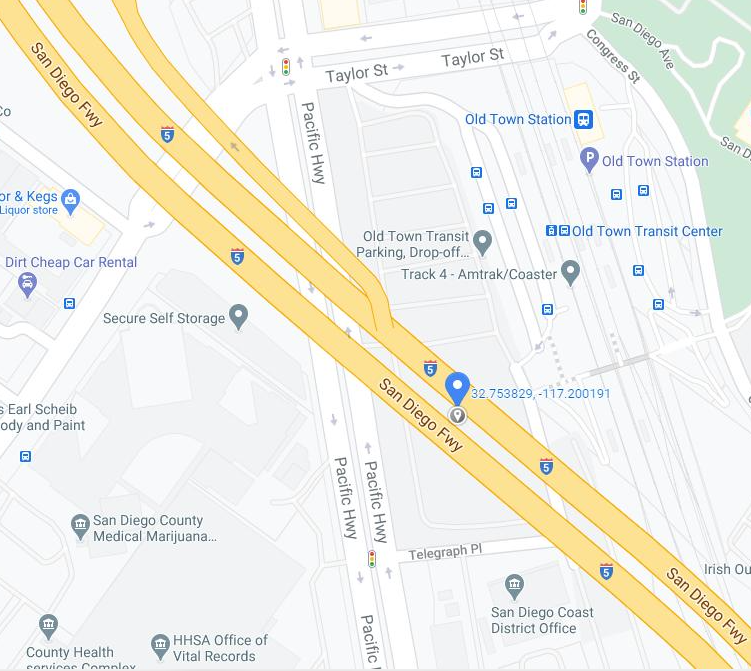 Accidente en la I-5 en San Diego deja tráiler en llamas al borde de la vía