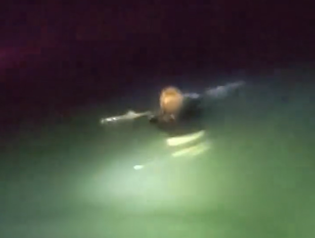 VIDEO: Policías de Aurora rescatan a niña con autismo que tenía dificultades para mantenerse a flote en un lago