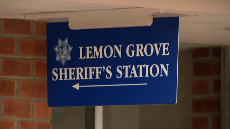 Arrestan a hombre acusado de provocar incendios y vandalizar concesionario en Lemon Grove