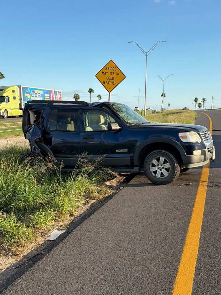 Choque entre tres vehículos en Edinburg deja a un adulto y dos menores hospitalizados