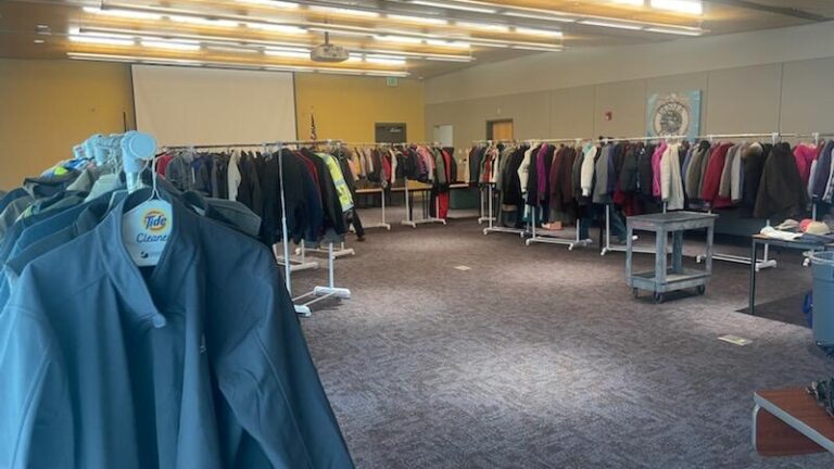 Policía de Denver organiza campaña para recolectar y regalar abrigos de invierno a la comunidad