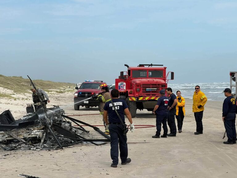 Remolque queda destruido por incendio en playa de Corpus Christi